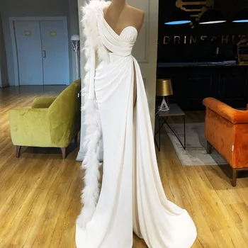 Вечерни рокли с бели пера с едно рамо, рокля за абитуриентски бал с дълъг ръкав, секси вечерна рокля с цепка по поръчка, модерни дрехи за модния подиум